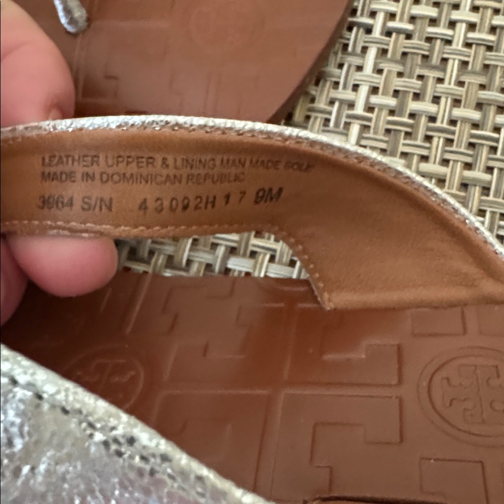 Tory Burch Thora Reverse Metallic Rosa Logo Flip Flops Sandals Silver Gold - 9 - Picture 4 of 10